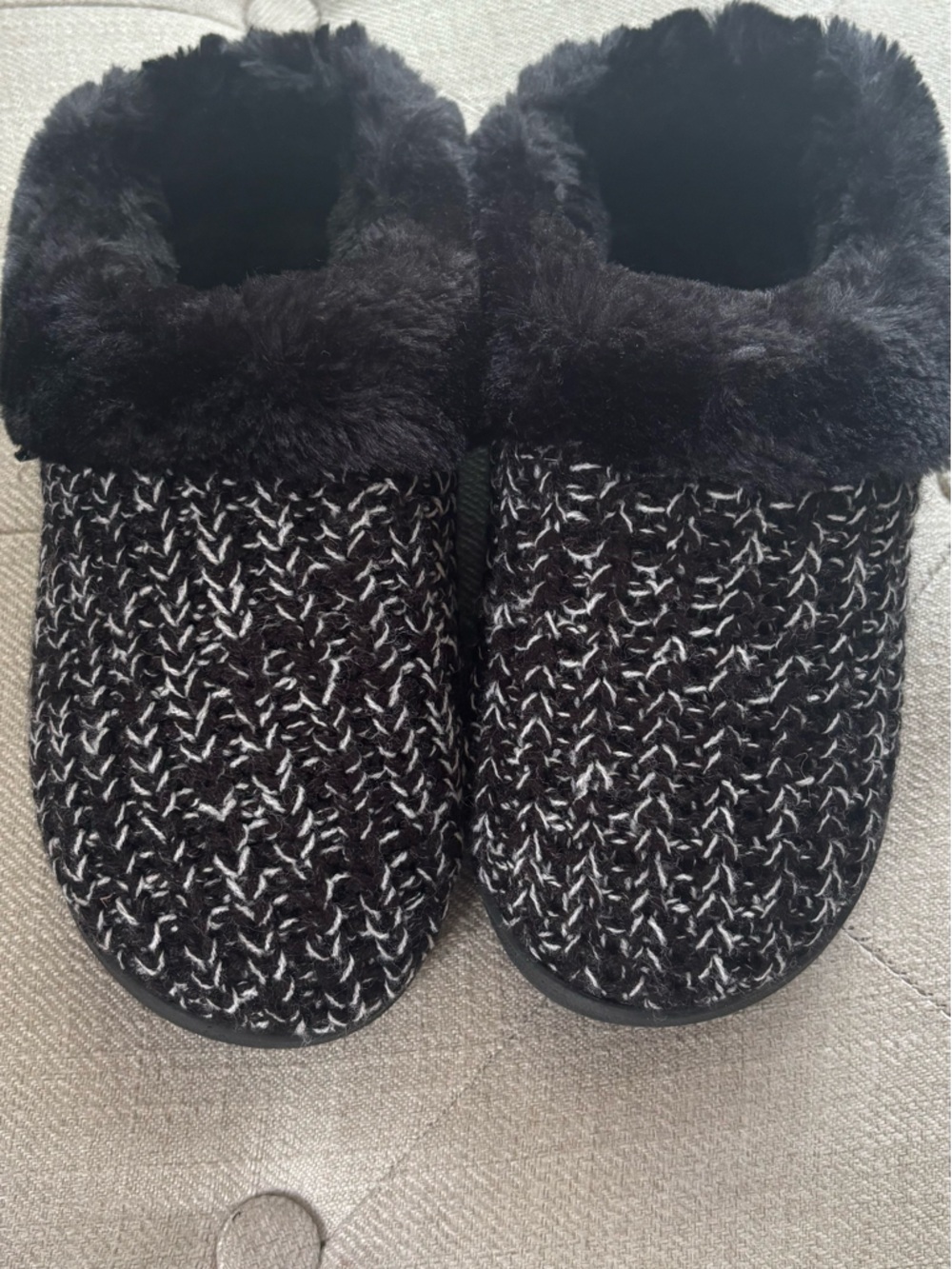 New Original Muk Luk’s Size S (5-6) Black & White Knit Fuzzy Cuff Slippers